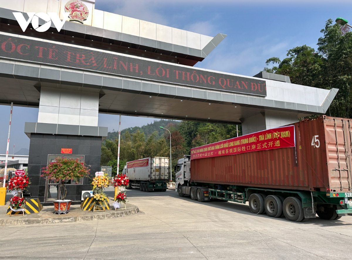 Vietnam’s foreign trade hits record over US$930 billion in 2025